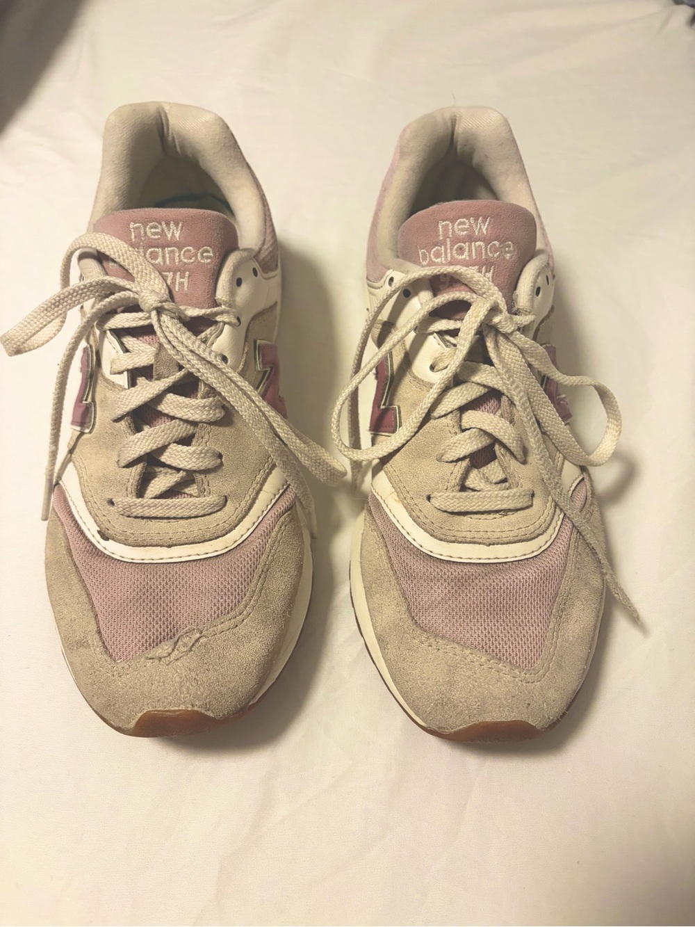 New Balance Women’s Beige and Dusty Pink Lace-Up Sneakers - Size 8